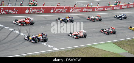 Le pilote allemand Sebastian Vettel (bas) L'équipe de Red Bull, et les pilotes Ferrari Felipe Massa (bas 2-L) et Fernando Alonso (top L) Départ de la course au Grand Prix d'Allemagne à Hockenheim, Allemagne, 25 juillet 2010. Photo : Ronald Wittek Banque D'Images