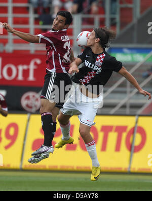 Fußball-Bundesliga Testspiel, 1. FC Nürnberg - PSV Eindhoven am Samstag (24.07.2010) im easyCredit-Stadion en Nuremberg (Pommern). Der Nürnberger Ilkay Gündogan (l) kämpft mit Stijn Wuytens vom um den Ball PSV Eindhoven. Foto : Daniel Karmann dpa/lby (Sperrfrist Achtung ! Die DFL erlaubt die Weiterverwertung der Bilder im Mobilfunk, IPTV durch neue Technologien und sonstige erst Banque D'Images