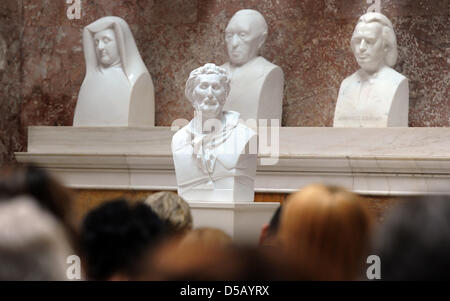 Le Buste du poète Heinrich Heine est considéré à l'Walhalla Donaustauf dans, l'Allemagne, 28 juillet 2010. 'Heine (1797-1856) a été l'un des plus grands écrivains du xixe siècle et mérite respect dans le Walhalla', Premier Ministre bavarois Seehofer a expliqué antérieurement à la cérémonie de dévoilement. Photo : Armin Weigel Banque D'Images