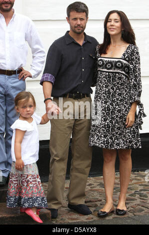 Danish Crown Prince Frederik (2e à partir de la R), la princesse Mary (R) et sa fille Isabella (2L)pose pour les médias à Grasten fente dans Grasten, Danemark, 28 juillet 2010. La famille royale danoise se sont réunis au Château Graasten pour leurs vacances d'été. Photo : Albert Nieboer Banque D'Images