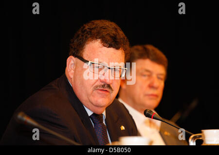 28 mars 2013 - Athènes, Grèce - la Grèce, l'équipe nationale de football ancien entraîneur allemand Otto Rehhagel (R), membre de la délégation conduite par l'envoyé spécial du chancelier allemand pour les relations Anglais-espéranto, Hans-Joachim Fuchtel (L) donneront une conférence de presse à l'Institut Goethe. (Crédit Image : © Vafeiadakis ZUMAPRESS.com) Aristidis/ Banque D'Images