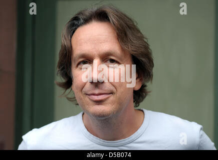 Le météorologiste allemand et Joerg présentateur météo Kachelmann est aux portes des prisons après sa libération à Mannheim, Allemagne, 29 juillet 2010. Le 52-year-old Swiss avait été en détention depuis le 20 mars parce qu'il est soupçonné d'avoir violé son ex-petite amie. Il a toujours rejeté les accusations. Photo : Roland Wittek Banque D'Images