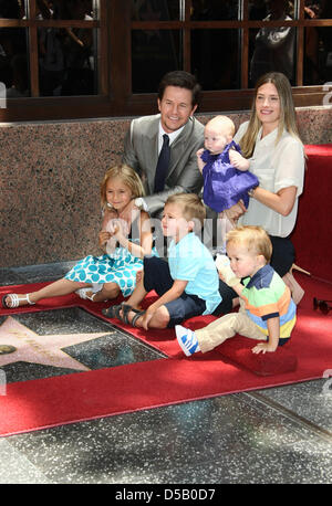 L'acteur américain Mark Wahlberg, sa femme Rhea Durham et leurs enfants Ella Rea (L-R), Michael, Margaret Grace et Brendan durant la cérémonie de Mark Wahlberg's nouvelle étoile sur le Hollywood Walk of Fame à Los Angeles, USA, 29 juillet 2010. Photo : Hubert Boesl Banque D'Images