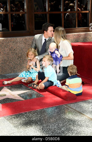 L'acteur américain Mark Wahlberg, sa femme Rhea Durham et leurs enfants Ella Rea (L-R), Michael, Margaret Grace et Brendan durant la cérémonie de Mark Wahlberg's nouvelle étoile sur le Hollywood Walk of Fame à Los Angeles, USA, 29 juillet 2010. Photo : Hubert Boesl Banque D'Images