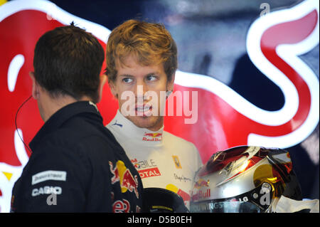 L'allemand Sebastian Vettel, pilote du Team Red Bull se trouve dans le garage de son équipe au cours de la première formation pour le Grand Prix de Hongrie à Budapest, Hongrie, 30 juillet 2010. Le 01 août 2010, la 12e course de la saison de Formule 1 débute avec le Grand Prix de Hongrie Phto : Peter Steffen Banque D'Images