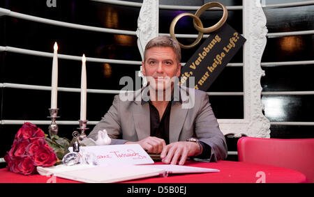 Madame Tussaud a organisé la cire figure de George Clooney dans une scène de mariage afin que les visiteurs peuvent poser dans elle comme épouses à Berlin, Allemagne, 30 juillet 2010. La rumeur court que la réalité de la L5 est sur le point d'épouser sa petite amie, modèle italien Elisabetta Canalis. Photo : Robert Schlesinger Banque D'Images