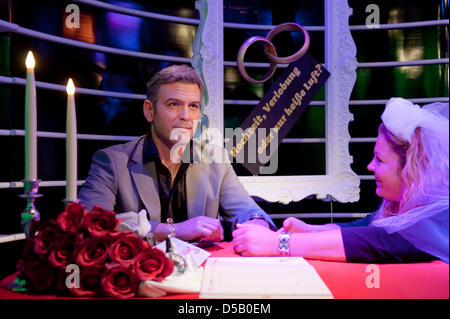 Madame Tussaud a organisé la cire figure de George Clooney dans une scène de mariage afin que les visiteurs peuvent poser dans elle comme épouses à Berlin, Allemagne, 30 juillet 2010. La rumeur court que la réalité de la L5 est sur le point d'épouser sa petite amie, modèle italien Elisabetta Canalis. Photo : Robert Schlesinger Banque D'Images