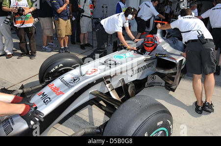 Pousser la mécanique Mercedes GP pilote allemand Michael Schumacher's location Retour à la case lors de la première séance de formation pour le Grand Prix de Hongrie à Budapest, Hongrie, 30 juillet 2010. Le 01 août 2010, la 12e course de la saison de Formule 1 débute avec le Grand Prix de Hongrie. Photo : Peter Steffen Banque D'Images