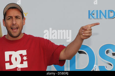 Acteur, l'acteur américain Adam Sandler arrive pour la première de son film 'Adultes' à Berlin, Allemagne, 30 juillet 2010. Le film est dans cinemans allemand du 05 août sur. Photo : JENS KALAENE Banque D'Images