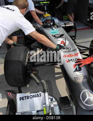 Pousser la mécanique Mercedes GP de Nico Rosberg allemand dans la voiture de la boîte pendant la troisième pour le Grand Prix de Hongrie à Budapest, Hongrie, 31 juillet 2010. Le Grand Prix de Hongrie aura lieu le 1 août la douzième épreuve de la saison de Formule 1 2010. Photo : Peter Steffen Banque D'Images