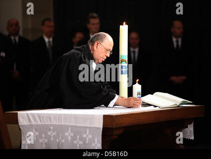 Oekomenischer Gottesdienst für die Opfer der Veranstaltung Love-Parade en der Duisburger Salvatorkirche. (Foto : Uta Wagner/Staatskanzlei NRW) Banque D'Images