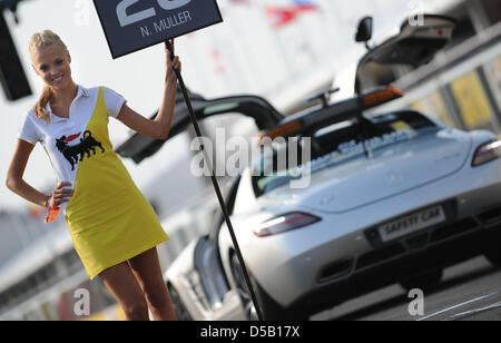 Une grille jeune fille se tient sur la ligne de départ pour le début de la série GP 3 sur l'Hungaroring près de Budapest, Hongrie, 31 juillet 2010. Le Grand Prix de Hongrie aura lieu le 1 août la douzième épreuve de la saison de Formule 1 2010. Photo : Peter Steffen Banque D'Images