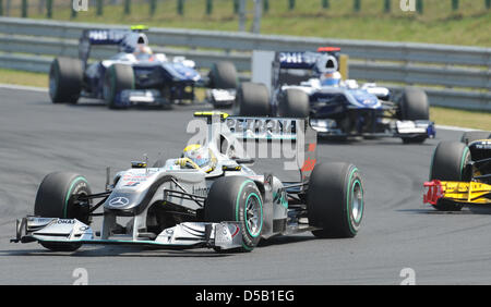 Après le départ, le pilote allemand Nico Rosberg de Mercedes GP conduit sa voiture dans un virage d'avance sur le Polonais Robert Kubica sur Renault et les Williams Nico Huelkenberg pilotes (Allemagne) et Rubens Barrichello (Brésil) au cours du Grand Prix de Hongrie Hungaroring course à proximité de Budapest, Hongrie, 1 août 2010. Photo : Peter Steffen Banque D'Images