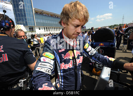 Der Deutsche Formel-1-Rennfahrer von Sebastian Vettel Red Bull steht vor dem Start zum Großen Preis von Ungarn auf dem Hungaroring en Hongrie Budapest nahe am Sonntag (01.08.2010) in der Startaufstellung. Mit dem Großen Preis von Ungarn startet das zwölfte) DVD-1-saison 2010. Foto : Peter Steffen dpa Banque D'Images
