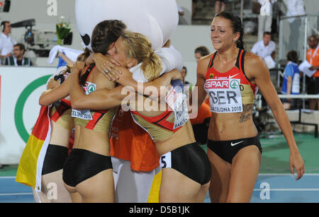 Relais allemand porteur Fabienne Kohlmann, Esther Cremer, Janin Lindenberg et Claudia Hoffman célébrer après avoir remporté la médaille d'argent dans le Women's 4 x 400 mètres relais au stade olympique Lluis Companys de Barcelone, Espagne, 01 août 2010. Photo : Rainer Jensen Banque D'Images