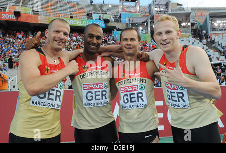 Les coureurs de relais allemand Tobias Unger, Marius Broening, Alexander Kosenkow et Martin Keller (de gauche à droite) posent pour la caméra après avoir remporté une médaille de bronze au relais 4 x 100 mètres course à l'European Athletics Championship à Barcelone, Espagne, 01 août 2010. Photo : Rainer Jensen Leichtathletik-Europameist Banque D'Images