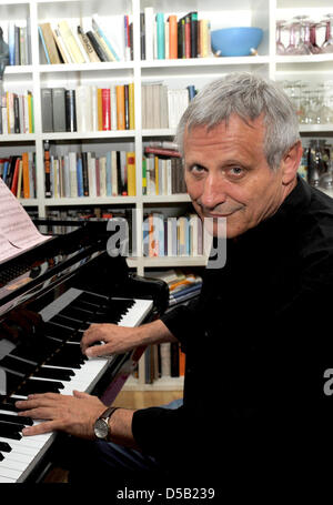 Une photo prise le 27 juillet 2010 montre l'insoumission allemand, compositeur et acteur Konstantin Wecker à son piano à Munich, Allemagne. Wecker, âgé de 63 ans, n'a pas envie de prendre sa retraite, surtout pas concernant son concert pensum. "Il serait stupide d'arrêter de fumer, des concerts qui me rend heureux, a-t-il déclaré dans une interview avec dpa Deutsche Presse Agentur. Photo : Frank Leonhardt Banque D'Images