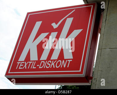 Le logo de l'entreprise se bloque au niveau de la devanture d'un magasin de la chaîne de l'entreprise textile KiK à Hambourg, Allemagne, 2 août 2010. Le 4 août, la chaîne allemande ARD diffusera un rapport sur "Le KiK story - the dirty politiques de la chaîne discount textile' dans le cadre du programme 'ARD exclusiv'. Selon les informations de la radiodiffusion d'Allemagne du Nord à partir de la NDR 2 août, l'émission Banque D'Images