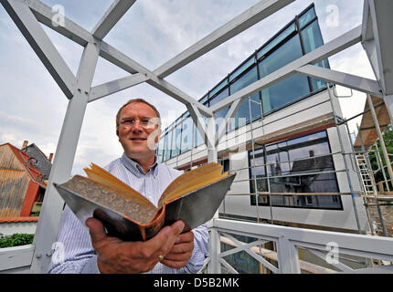 Directeur Ralf Eichberg est en vedette sur le balcon historique de la résidence Nietzsche en face du nouveau bâtiment de la Nietzsche centre de documentation à Naumburg, Allemagne, 04 août 2010. Le centre sera ouvert en octobre 2010 et accueillera des expositions et des travaux scientifiques. Photo : Hendrik Schmidt Banque D'Images