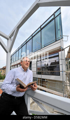 Directeur Ralf Eichberg est en vedette sur le balcon historique de la résidence Nietzsche en face du nouveau bâtiment de la Nietzsche centre de documentation à Naumburg, Allemagne, 04 août 2010. Le centre sera ouvert en octobre 2010 et accueillera des expositions et des travaux scientifiques. Photo : Hendrik Schmidt Banque D'Images