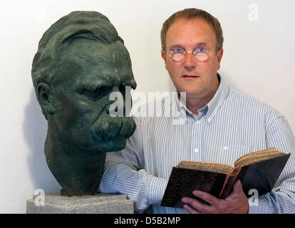 Directeur Ralf Eichberg est présenté à côté d'une sculpture de philosophe Friedrich Nietzsche à Naumburg, Allemagne, 04 août 2010. Le nouveau Centre de Documentation Nietzsche est ouvert en octobre 2010 et accueillera des expositions et des travaux scientifiques. Photo : Hendrik Schmidt Banque D'Images