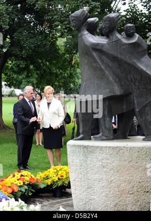 Le ministre de l'intérieur du Bade-Wurtemberg, Heribert RECH (L), et présidente de la Fédération des expulsés, Erika Steinbach (2-L), sont devant le mémorial des expulsés, qui est décoré de guirlandes, à Bad Cannstatt, Allemagne, 05 août 2010. L'adoption de la Charte, il y a 60 ans a été commémorée par une heure du souvenir et de cérémonie dans le nouveau château de Stut Banque D'Images