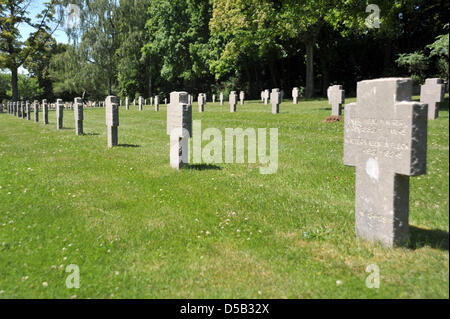 (Afp) - Les pierres tombales en photo au cimetière de guerre allemand de Sandweiler, Luxembourg, juin 2009. 10,900 soldats allemands sont enterrés au cimetière, la plupart d'entre eux victimes de la Bataille des Ardennes dans Luxembourg-Belgian 1944/1945 dans la région frontalière. Photo : Romain Fellens Banque D'Images