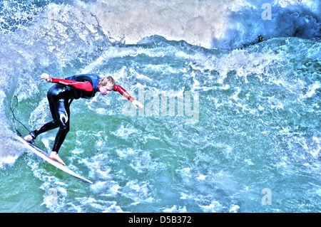Un surfeur dans la rivière Eisbach, Munich, Allemagne Banque D'Images