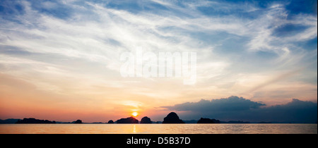 Panorama de la mer magnifique coucher de soleil avec en arrière plan des îles Banque D'Images