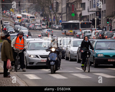 Diverses méthodes de transport durant les heures de pointe à Bruxelles, Belgique Banque D'Images