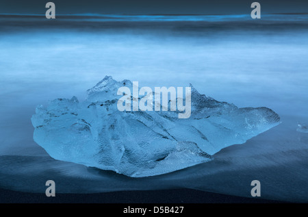 Bloc de glace échoués sur le rivage d'une plage de sable fin. Jökulsarlon Glacier Bay, le sud de l'Islande. Banque D'Images