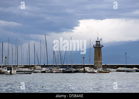 Jetée à Desenzano, sur le lac de Garde sur un jour de tempête, de la région de Brescia, Lombardie, Italie Banque D'Images