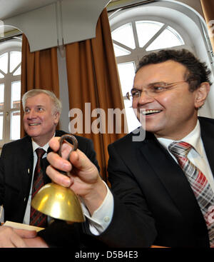 Président du groupe de l'état de l'Union chrétienne-sociale (CSU) au Bundestag, Hans-Peter Friedrich (R), ouvre la réunion avec une cloche à côté du premier ministre bavarois Horst Seehofer, président de la CSU et de la Fondation Hanns Seidel à Wildbad Kreuth, Allemagne, 06 janvier 2010. État de la CSU Groupe se réunit à la fondation pour sa convention d'hiver. Photo : FRANK LEONHARDT Banque D'Images