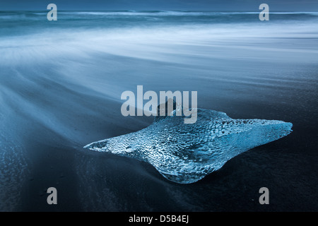 Bloc de glace échoués sur le rivage d'une plage de sable fin. Jökulsarlon Glacier Bay, le sud de l'Islande. Banque D'Images