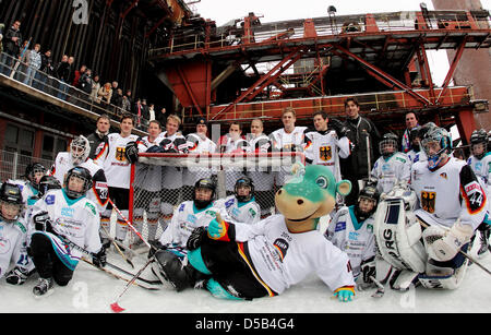 La mascotte de la Coupe du Monde de Hockey sur glace 2010 'Urmel auf dem Eis' ('Urmel sur la glace') pose devant les membres de l'équipe junior de 'Moskitos essen' et les membres de l'équipe nationale de hockey sur glace allemand lors d'un appel de la photo sur la patinoire à l'ancien puits de charbon "Zeche Zollverein" à Essen, Allemagne, 06 janvier 2010. La Coupe du Monde de Hockey sur glace 2010 se déroule en Allemagne du 07 mai au Banque D'Images