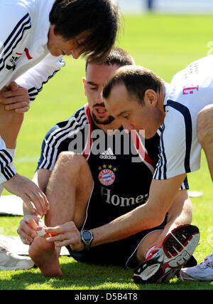 Bundesliga FC Bayern Munich, Franck Ribéry (C) est traité au cours de sa session d'entraînement de l'équipe par équipe docter Hans-Wilhelm Mueller-Wohlfahrt (L) et remise en forme- et rehab trainer Thomas Wilhelmi (R) à Al Nasr Stadium à Dubaï, Émirats arabes unis, 08 janvier 2010. Ribery ne peuvent pas assister à la formation officielle de l'équipe en raison d'une blessure sur son gros orteil. Photo : Peter Kneffel Banque D'Images