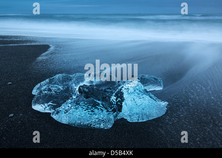 Bloc de glace échoués sur le rivage d'une plage de sable fin. Jökulsarlon Glacier Bay, le sud de l'Islande. Banque D'Images