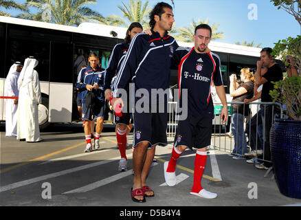 Bundesliga FC Bayern Munich, Franck Ribery (R) est pris en charge par son équipe collègue Hamit Altintop (L) avant le début d'une session de formation à Dubaï, Émirats arabes unis, 08 janvier 2010. Ribery ne peuvent pas assister à la formation officielle de l'équipe en raison d'une blessure sur son gros orteil. Photo : Peter Kneffel Banque D'Images