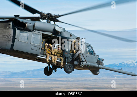 L'US Air Force un HH-60 hélicoptère Pavehawk avec le 66e Escadron de sauvetage lors d'un exercice d'entraînement 12 mars 2013, à l'Orchard Centre d'instruction au combat, de l'Idaho. Banque D'Images