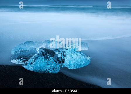 Bloc de glace échoués sur le rivage d'une plage de sable fin. Jökulsarlon Glacier Bay, le sud de l'Islande. Banque D'Images