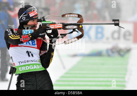 Le biathlète Andrea Henkel vise au cours de la masse des femmes commencent à la Coupe du Monde de biathlon à Oberhof, Allemagne, 10 janvier 2010. Photo : Martin Schutt Banque D'Images