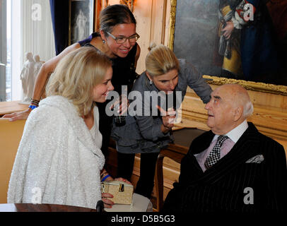 Kirsten Harms (L-R), directeur artistique de la "Deutsche Oper, Inga Griese-Schwenkow, Ulrike Doepfner et éditeur Lord George Weidenfels pendant la discussion réception du Nouvel An de l'allemand "Welt' Groupe des journaux à Berlin, Allemagne, 11 janvier 2010. Des personnalités de la politique, des affaires, de la culture et des médias ont été invités. Photo : Jens Kalaene Banque D'Images