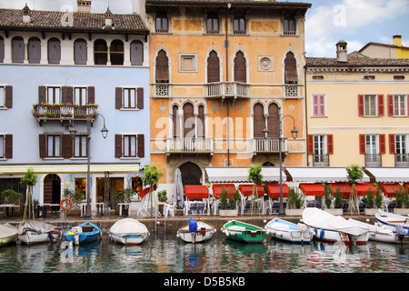 Port de Desenzano, sur le lac de Garde, de la région de Brescia, Lombardie, Italie Banque D'Images