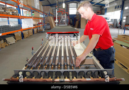 Mechanic Michael Neumann se compose d'un système de collecteurs à tubes sous vide VRK 12 à Eberswalde, Allemagne, 05 août 2010. Mp-tec GmbH & Co KG a été fondée en 2002 et emploie actuellement plus de 60 employés. Elle exporte vers l'Espagne, l'Italie, la France et les pays africains. Photo : Nestor Bachmann Banque D'Images