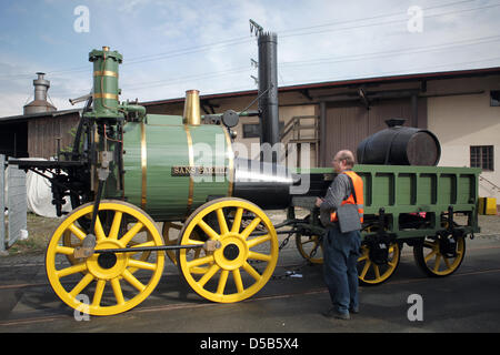 L'image dispose d'une reproduction de la locomotive à vapeur historique 'Sans Pareil' de 1829 à la Deutsche Bahn Museum à Nuremberg, Allemagne, 29 juillet 2010. Le 'Sans Pareil' et un autre sept locomotives illustrent les débuts des chemins de fer en Europe. Le véhicule show 'Adler, Rocket & Co' ouvre 05 août 2010. Photo : Daniel Karmann Banque D'Images