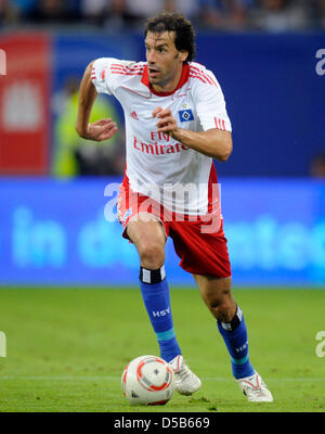 Hambourg Ruud van Nistelrooy contrôle la balle lors d'un test match contre Chelsea FC à Hambourg, Allemagne, 04 août 2010. Photo : Fabian Bimmer Banque D'Images