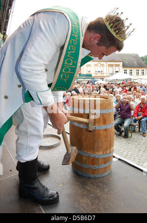 Cornichons Spreewald Reine Marie II et le roi Robert je pose après leur couronnement dans Golssen, Allemagne, 07 août 2010. Le 12ème festival de cornichon Spreewald est tout au sujet de la célèbre et populaire de cornichons SApreewald région. Photo : Nestor Bachmann Banque D'Images