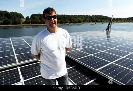 Steffen Mueller, directeur général de chantiers Knierim et capitaine du plus grand navire à énergie solaire, des sourires à bord 'Turanor Planet Solar' avant de partir de Kiel, Allemagne, 07 août 2010. Le catamaran à énergie solaire a quitté le port et se dirige vers tgeh Méditerranée pour un voyage d'essai. Un voyage autour du monde est schedueled pour démontrer les possibilités d'renewab Banque D'Images