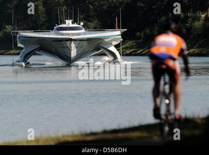 Le plus grand navire à énergie solaire Turanor Planet Solar' "départ de Kiel, Allemagne, 07 août 2010. Le catamaran à énergie solaire a quitté le port et se dirige vers la mer Méditerranée pour un voyage d'essai. Un voyage autour du monde est schedueled pour démontrer les possibilités d'énergies renouvelables. Photo : Carsten Rehder Banque D'Images