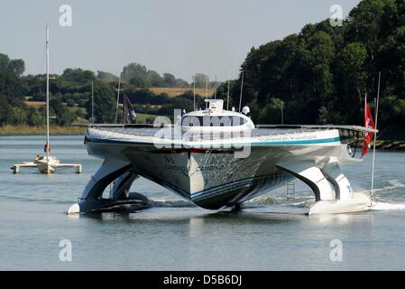 Le plus grand navire à énergie solaire Turanor Planet Solar' "départ de Kiel, Allemagne, 07 août 2010. Le catamaran à énergie solaire a quitté le port et se dirige vers la mer Méditerranée pour un voyage d'essai. Un voyage autour du monde est schedueled pour démontrer les possibilités d'énergies renouvelables. Photo : Carsten Rehder Banque D'Images